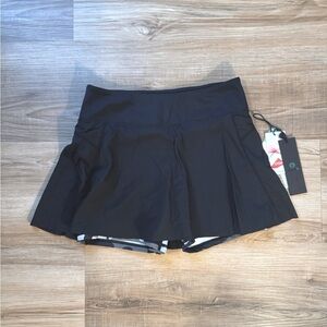 *NWT* MONO B BASELINE SKORT BLACK & JUNGLE CAMO